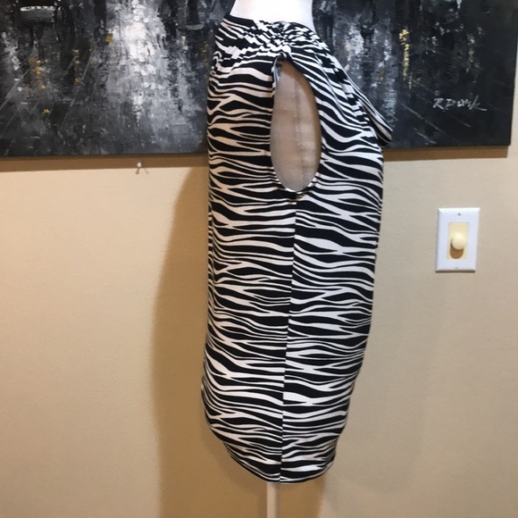 Michael Kors B&W Zebra Sleeveless Cinched Shoulder Draped Neckline Top-Size S - Picture 4 of 8